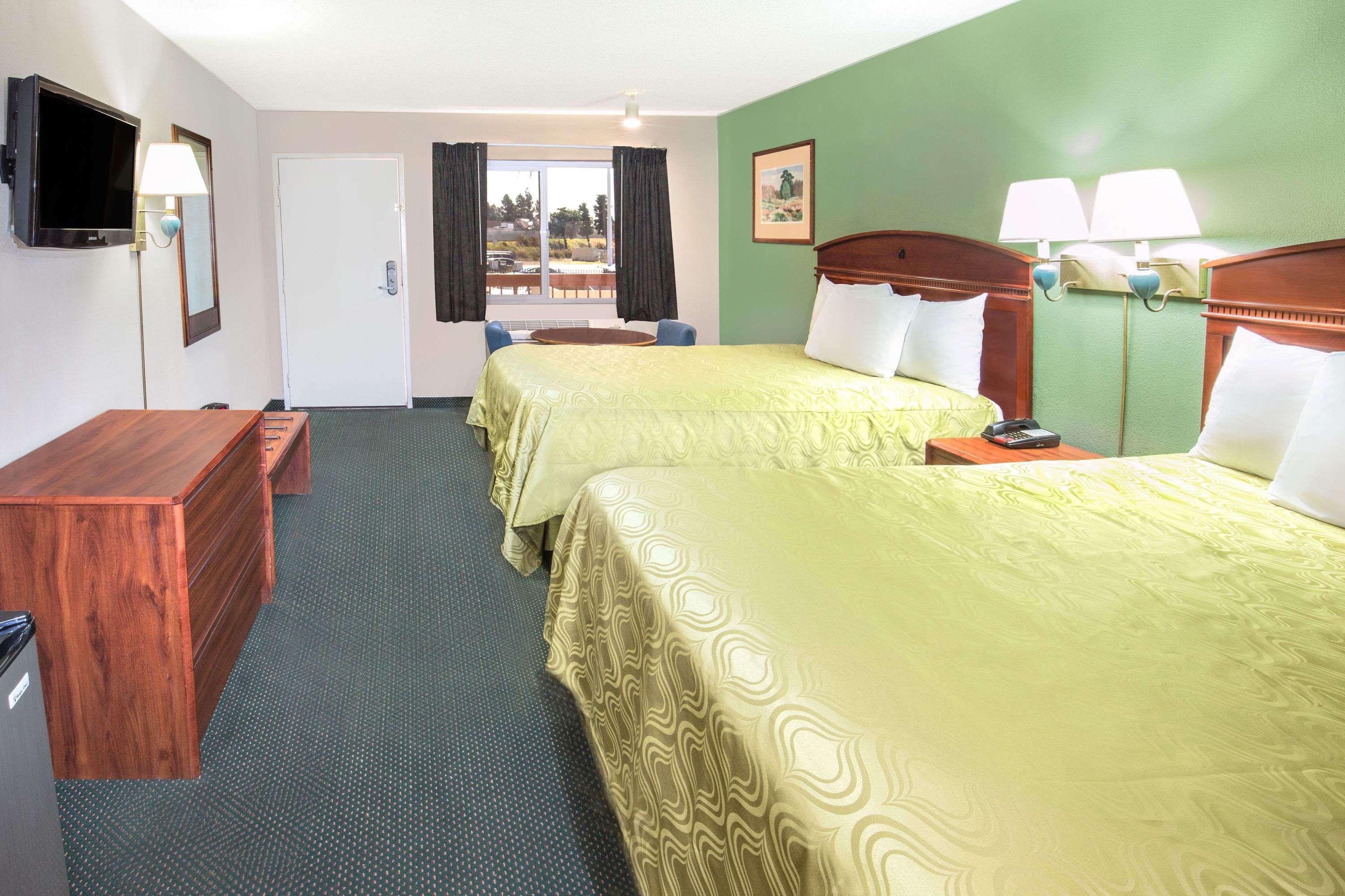 Days Inn By Wyndham Ontario Airport Exterior photo
