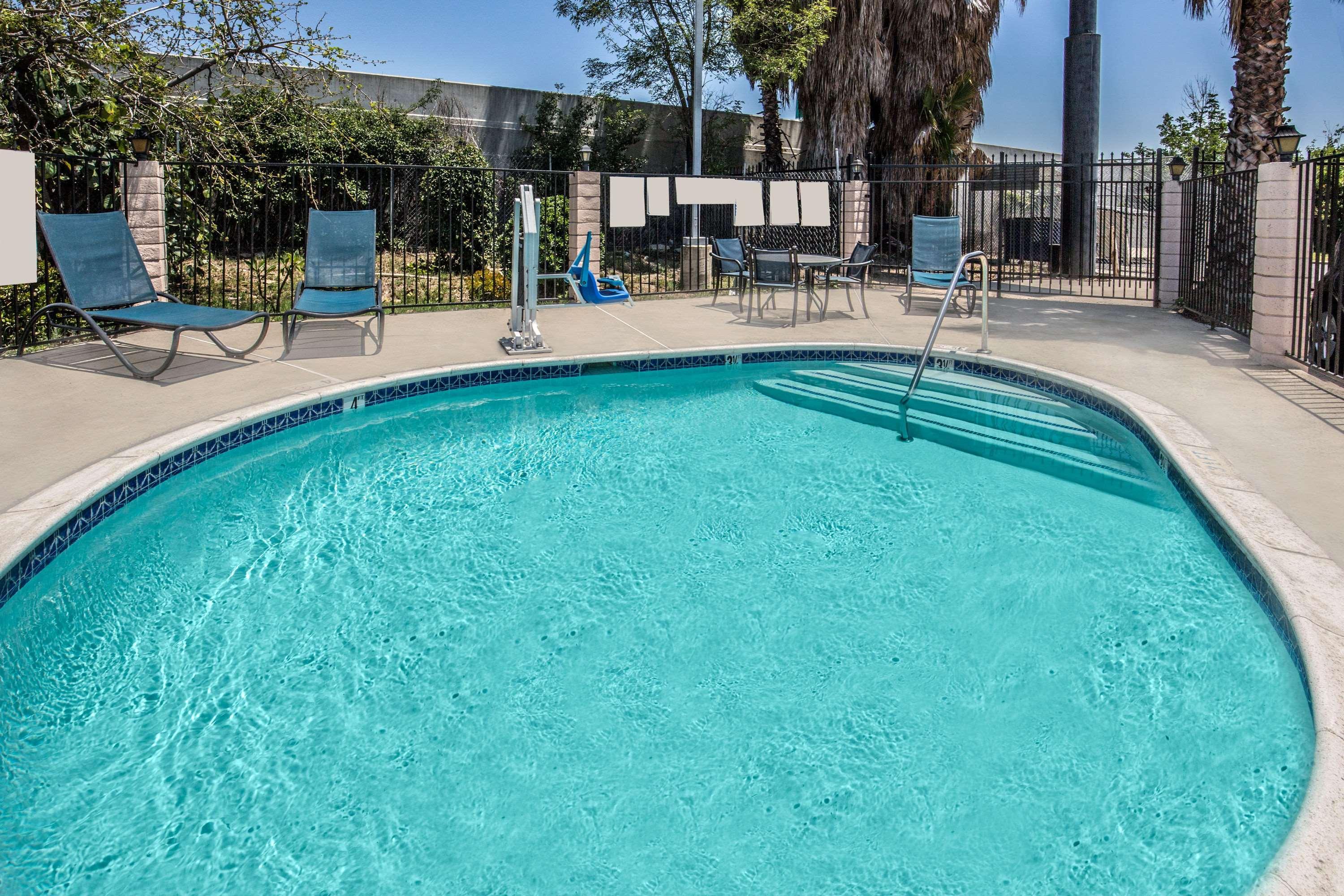 Days Inn By Wyndham Ontario Airport Exterior photo
