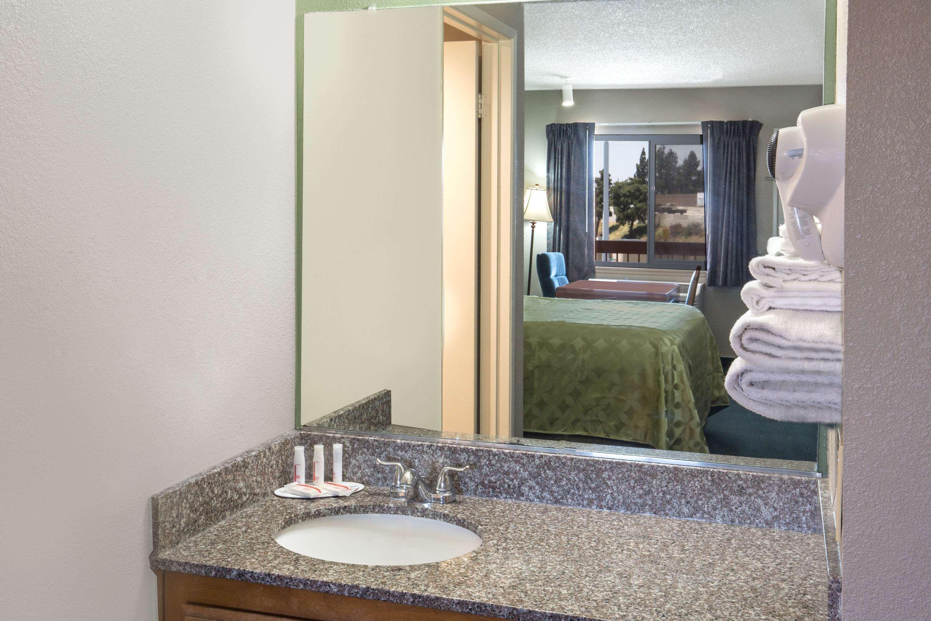 Days Inn By Wyndham Ontario Airport Exterior photo