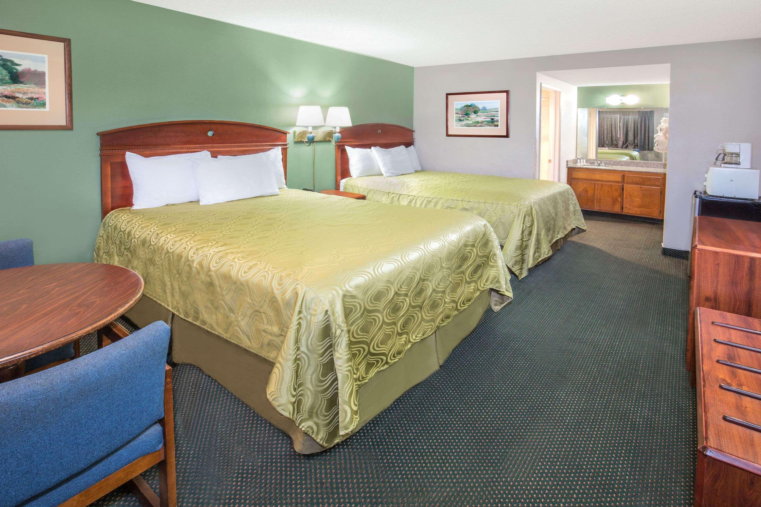 Days Inn By Wyndham Ontario Airport Exterior photo