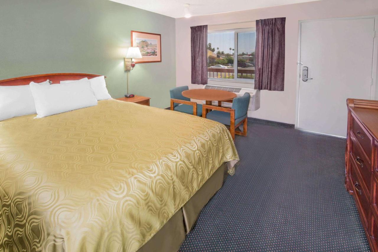 Days Inn By Wyndham Ontario Airport Exterior photo